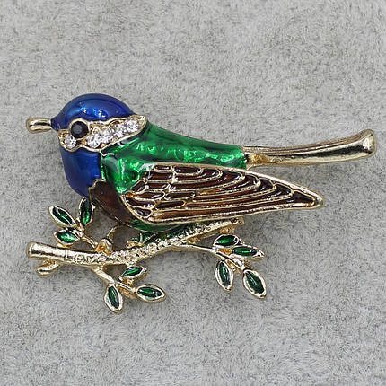 Брошка металева золотиста Пташка на гілочці покрита кольоровою емаллю розмір виробу 50х20 мм, фото 1