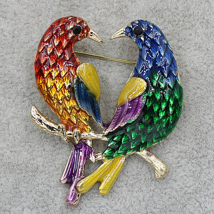 Брошка металева золотиста Пташки на гілочці покрита кольоровою емаллю розмір виробу 50х40 мм, фото 1