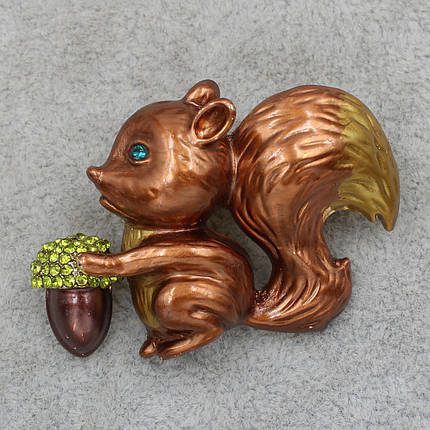 Брошка металева золотиста Білка з горіхом покрита кольоровою емаллю розмір виробу 50х30 мм, фото 2