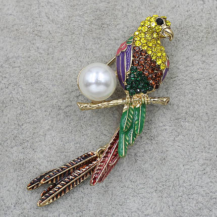 Брошка металева золотиста Папуга з різнобарвними стразами та перлами розмір виробу 40х30 мм, фото 3