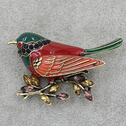 Брошка металева золотиста Пташка з рожевими та жовтими стразами покрита емаллю розмір виробу 50х30 мм, фото 2