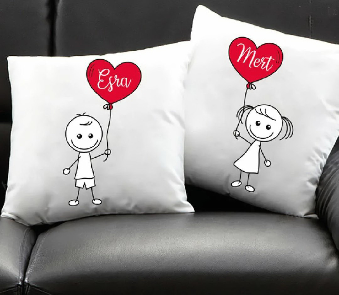 Парні декоративні подушки з принтом "Хлопчик і дівчинка з кульками-серцями"