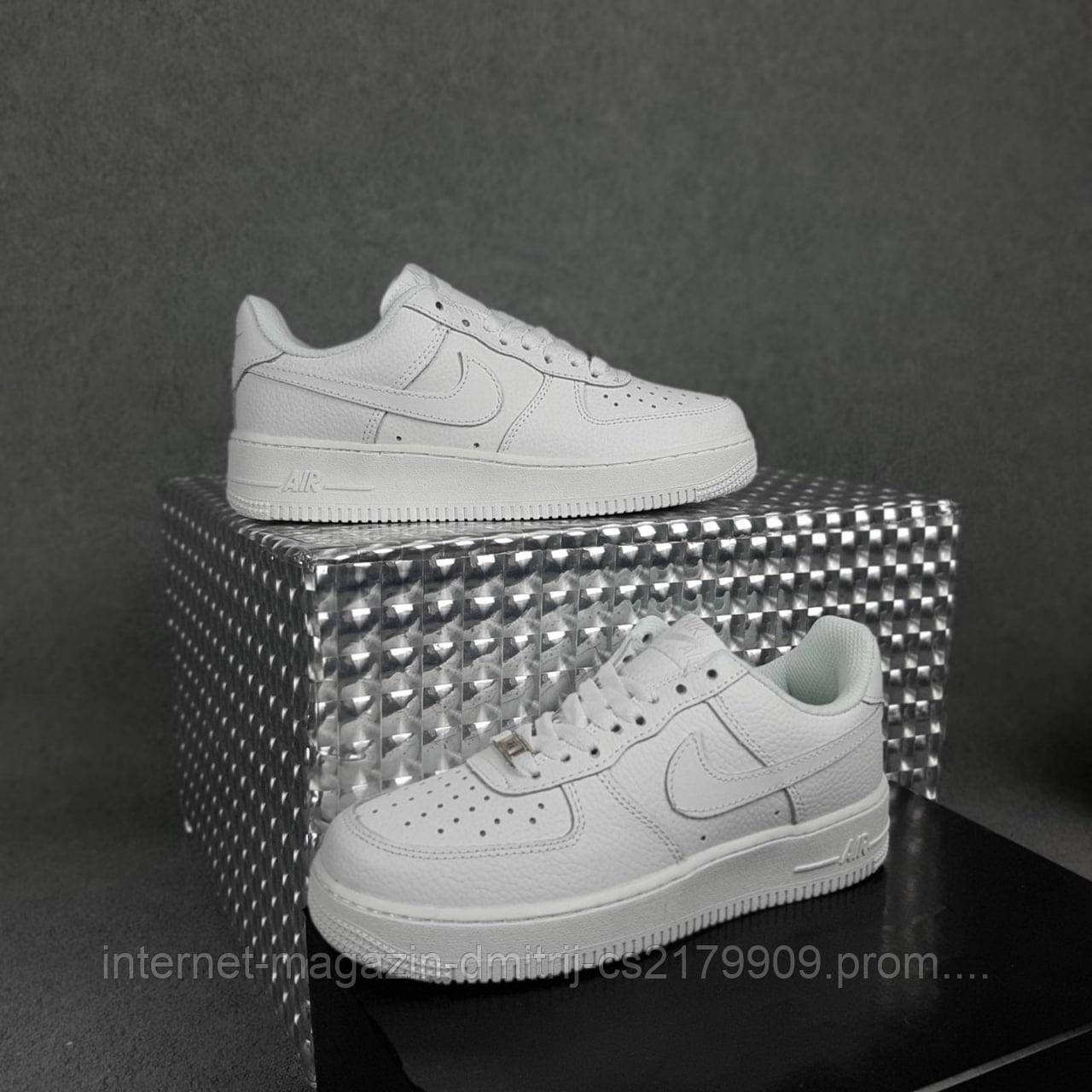 Жіночі кросівки в стилі Nike Air Force 1 низькі білі з тисненням