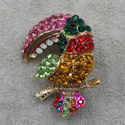 Брошка птиця металева золотиста Тукан із різнобарвними кристалами розмір виробу 40х30 мм, фото 2