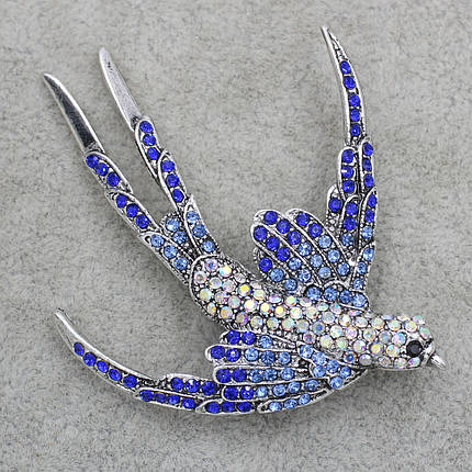 Брошка металева срібляста ластівка з кристалами, що переливаються, розмір виробу 60х55 мм, фото 1