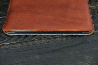 Шкіряний чохол для MacBook Дизайн №2 з повстю, натуральна шкіра італійський Краст, колір Вишня