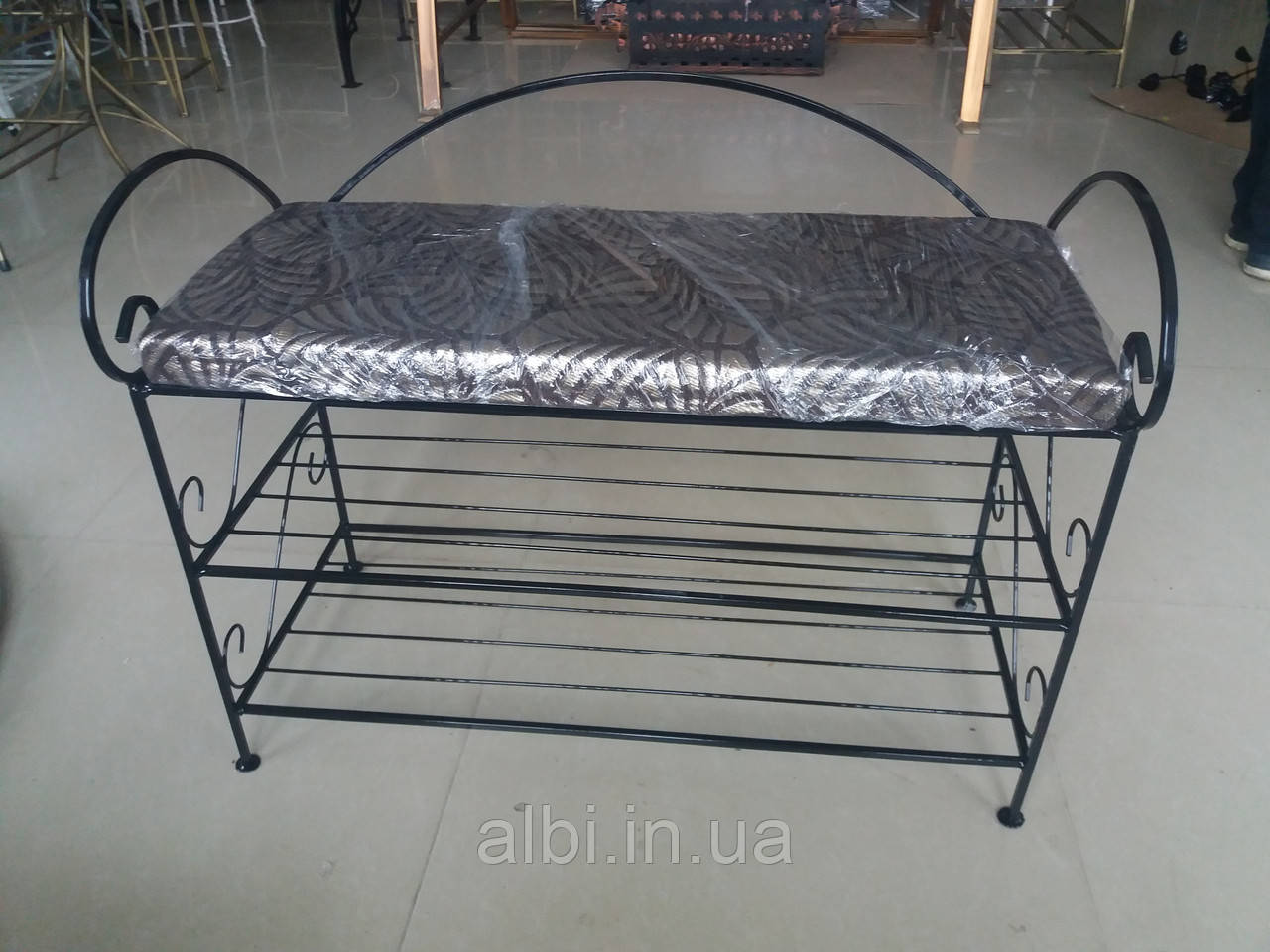 Банкетка з підлокітниками 77 см чорна, полиця для взуття, кована банкетка, кований пуф, банкетка з металу