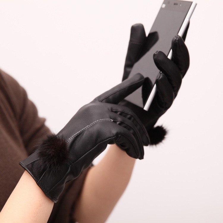 Жіночі шкіряні рукавички Мірабела чорні з помпоном хутро