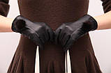 Жіночі шкіряні рукавички Мірабела чорні з помпоном хутро, фото 3