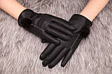 Жіночі шкіряні рукавички Мірабела чорні з помпоном хутро, фото 4