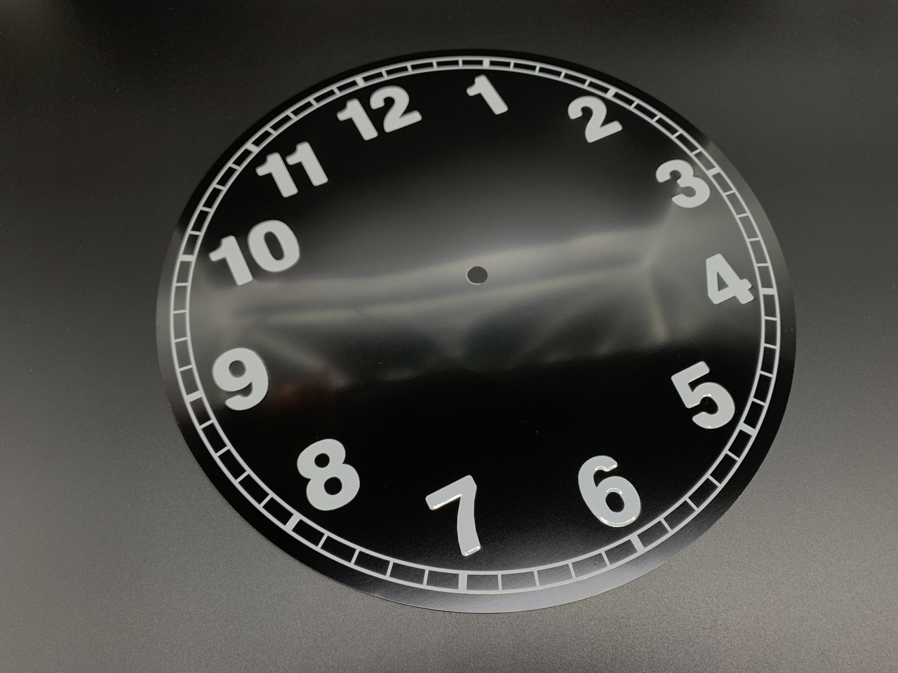 Чорний циферблат для настінного годинника круглої форми з білими цифрами діаметром 37 см