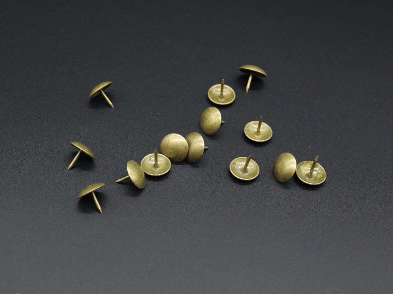 Кнопка із цвяхом. 11х11мм