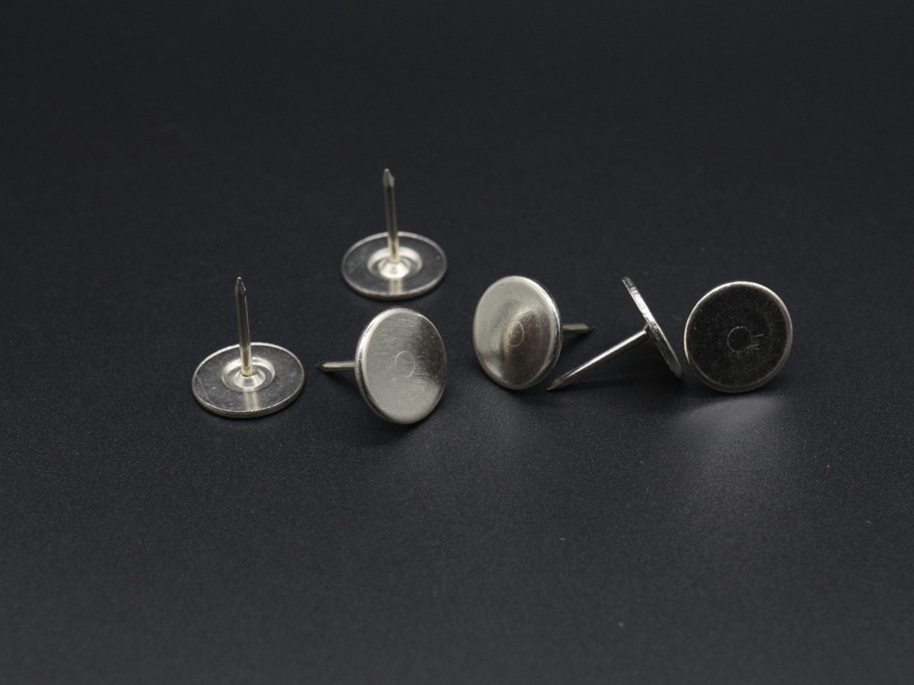 Кнопка із цвяхом. Колір "срібло". Пласка шапочка. 16х18мм