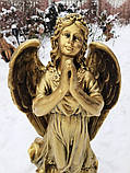 Статуетки ангелів на кладовище. Скульптура Ангела дівчинки з білого бетону 75 см золото, фото 4