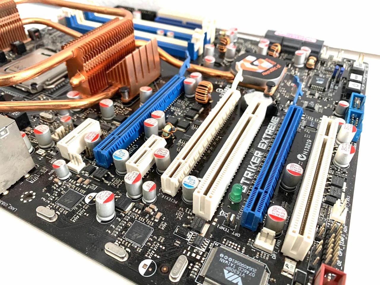 Материнская плата Asus Striker Extreme (s775, nForce680i SLI, PCI-Ex16, 4x DDR2, SLI) - фото 1 - id-p1553981312