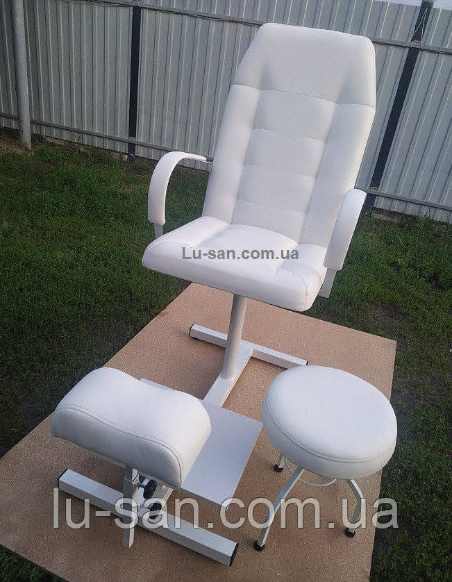 Біле педикюрне крісло з підставкою для ніг клієнта