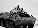 Пластикова модель 1/35 ICM 35637 радянський танковий десант на бронетехніці (1979-1991), (4 фігури), фото 4