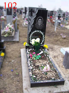 Пам'ятник одинарний із каменю базальт(габро) з вирізаними квітами і хрестом