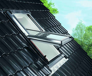 Мансардне вікно Roto (Рото) з центральною віссю повороту R4 ( дерево, ПВХ)