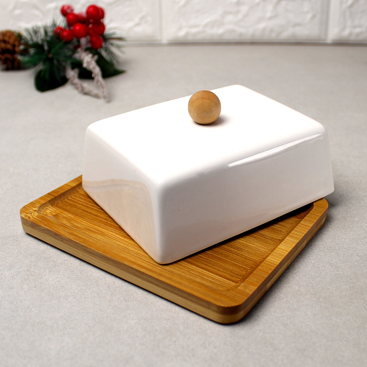 Біла порцелянова маслянка на бамбуковій підставці, фото 1