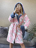 Жіночий м'який рожевий короткий халат із капюшоном «Ведмедики», фото 4