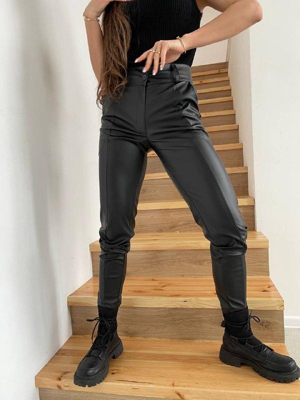 Жіночі шкіряні брюки чорного кольору