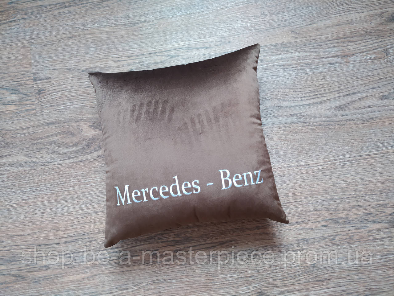Авто Подушка c вишивкою логотипу марки мерседес mercedes коричневий подарунок автомобілісту 00232