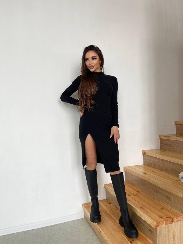 Жіноче тепле плаття з розрізом на стегні в чорному кольорі, фото 1