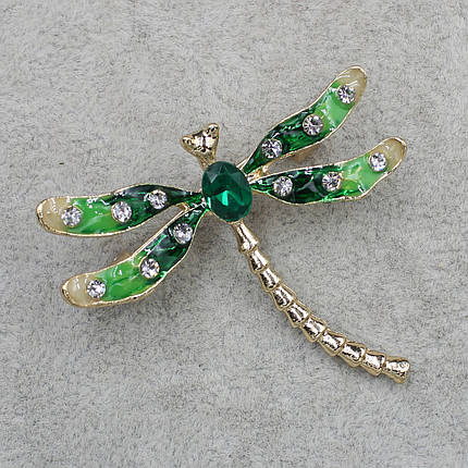Брошка металева золотиста Стрекоза зі смарагдовим каменем покрита кольоровою емаллю розмір виробу 40х40 мм, фото 1