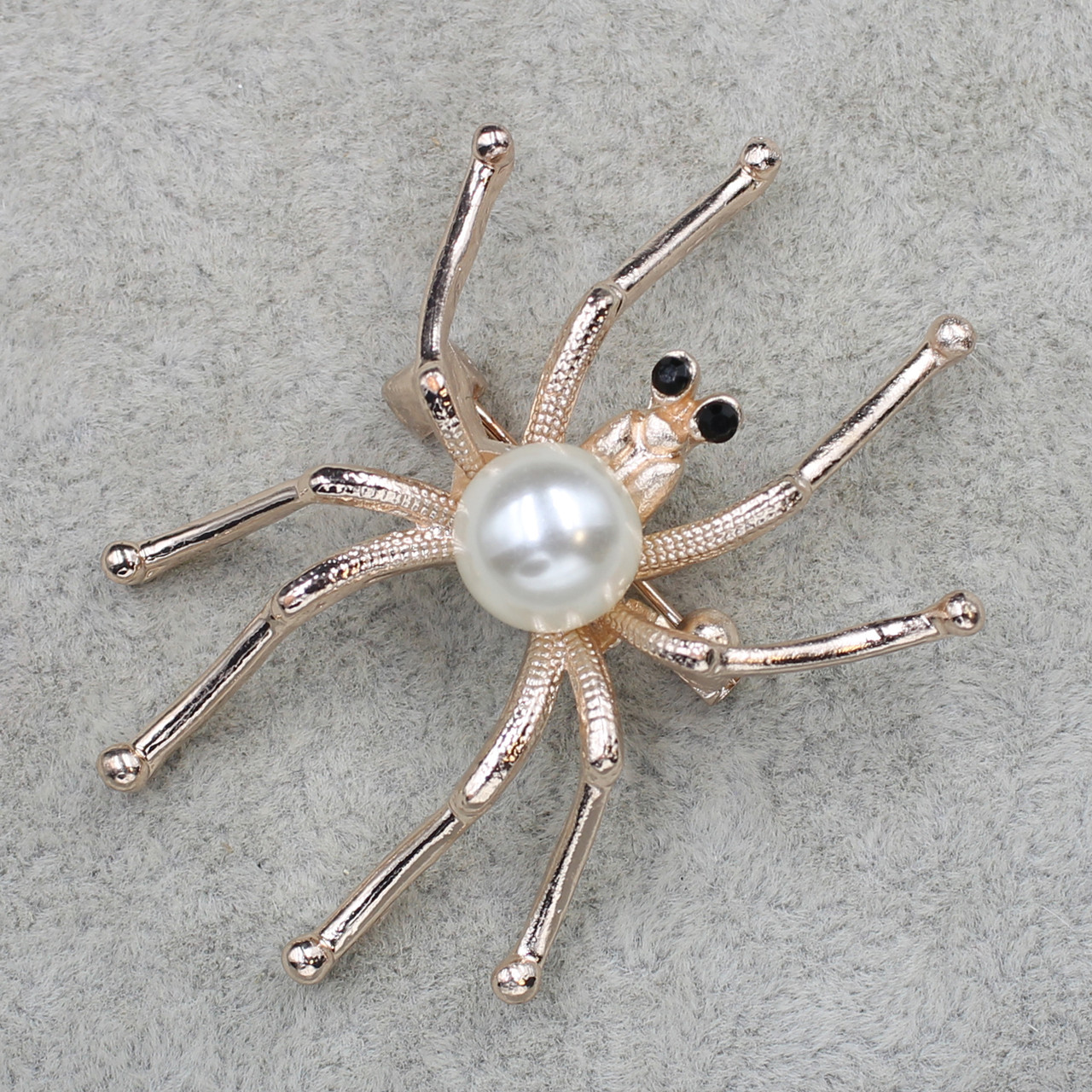 Брошка металева золотистий павук із перлами та чорними стразами розмір виробу 55х40 мм