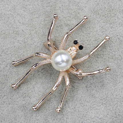 Брошка металева золотистий павук із перлами та чорними стразами розмір виробу 55х40 мм, фото 1