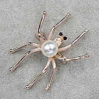 Брошь металлическая золотистая паук с жемчугом и черными стразами размер изделия 55х40 мм