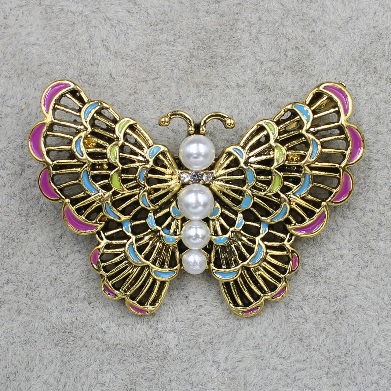 Брошка металева золотиста Метелик з перлами покрита кольоровою емаллю розмір виробу 50х30 мм