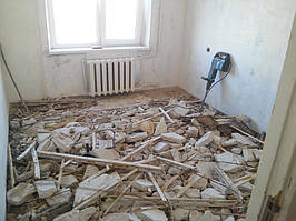 Потім, за допомогою відбійного молотка, акуратно було розпочато демонтаж гіпсолітової підлоги.