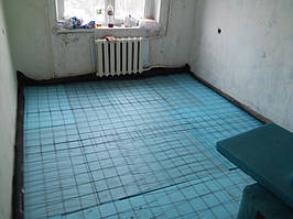 Зверху пінополістиролу в обов'язковому порядку було укладено армуючу сітку (між собою листи армопояса зв'язувалися в'язальним дротом).