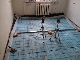 Маяки встановлюються за допомогою сучасних та якісних лазерних рівнів. Пристінна демпферна стрічка укладена, але ще не пригнічена розчином.