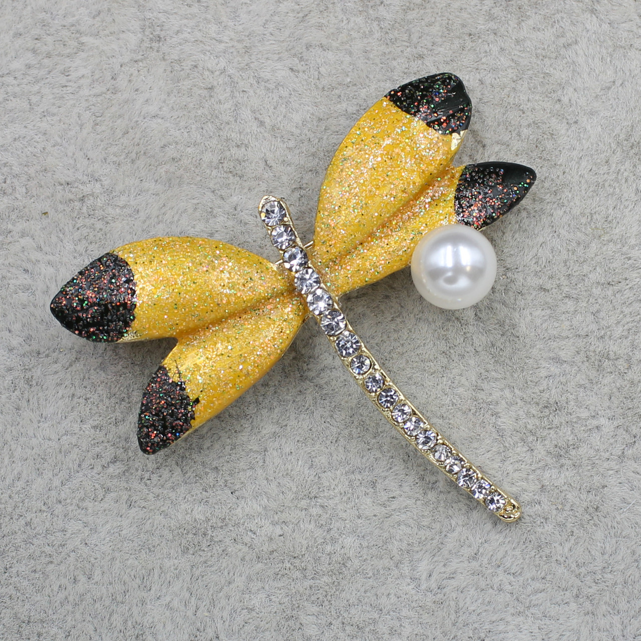 Брошка металева золотиста Стрекоза з перлами в стразах із блискітками розмір виробу 50х40 мм