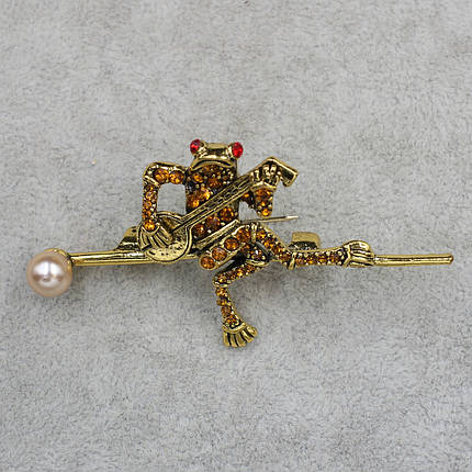 Брошка металева золотиста Жаба грає на гітарі в стразах із намистиною розмір виробу 70х40 мм, фото 1