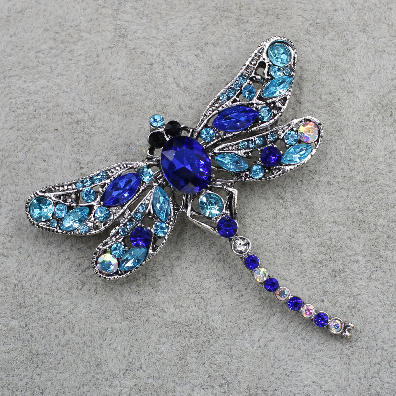 Брошка металева срібляста бабка із синіми та блакитними сапфірами розмір виробу 55х50 мм