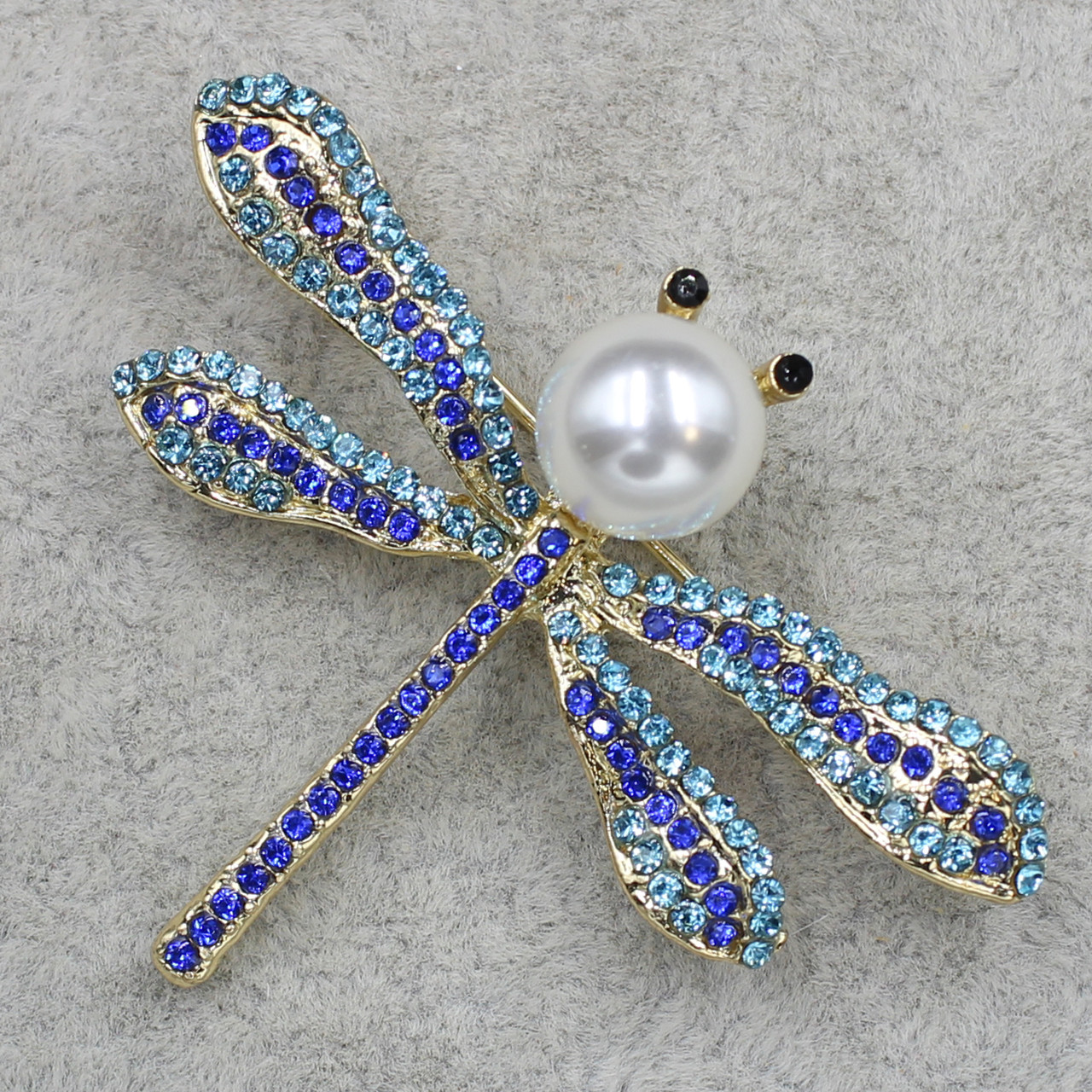 Брошка металева золотиста Стрекоза з блакитними та синіми сапфірами з перлиною розмір виробу 50х40 мм