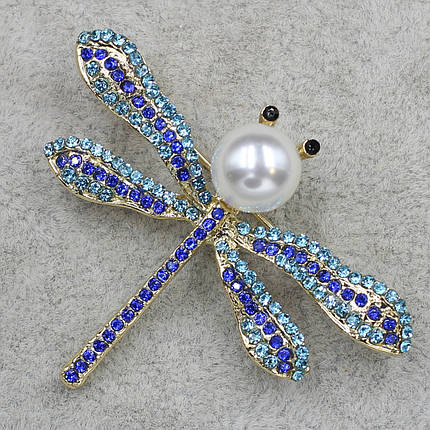 Брошка металева золотиста Стрекоза з блакитними та синіми сапфірами з перлиною розмір виробу 50х40 мм, фото 1