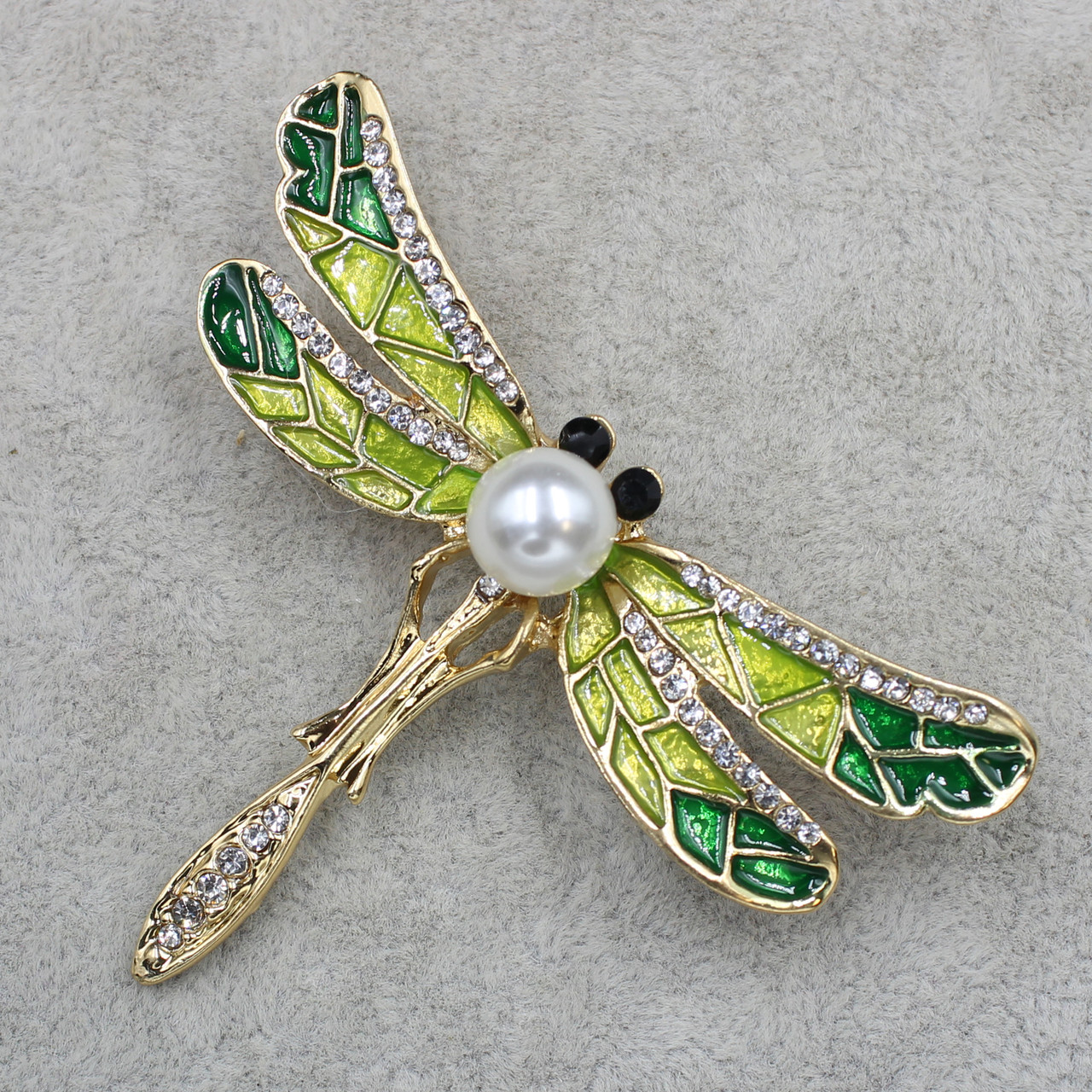 Брошка металева золотиста бабка в стразах і перлиною покрита кольоровою емаллю розмір виробу 70х50 мм