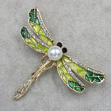 Брошка металева золотиста бабка в стразах і перлиною покрита кольоровою емаллю розмір виробу 70х50 мм, фото 1