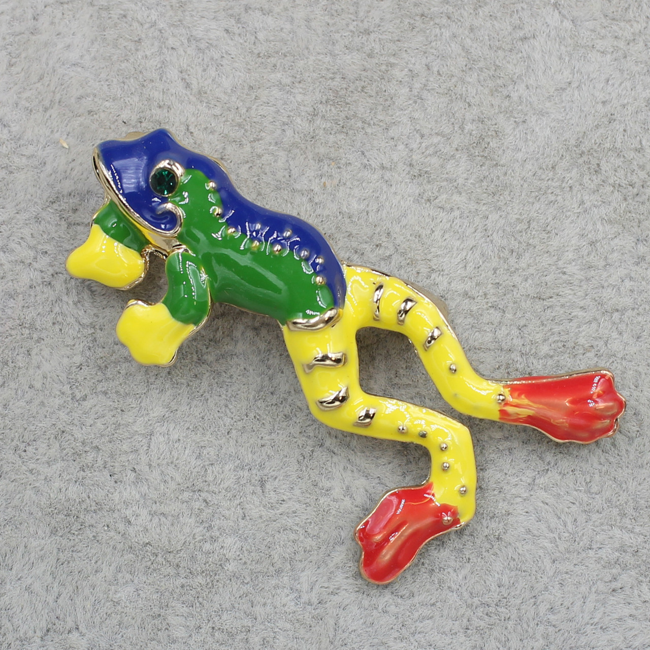Брошка металева золотиста Жаба з смарагдовим каменем покрита кольоровою емаллю розмір виробу 50х20 мм