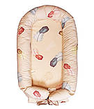 Пір'я на бежевому Кокон гніздечко для новонароджених зі знімним чохлом і матрацом Kuzya Production, фото 2