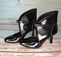 Лакові туфлі на високих підборах