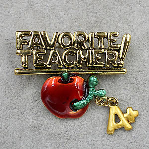 Брошка металева на золотистій основі улюблений учитель покрита кольоровою емаллю розмір виробу 40х30 мм