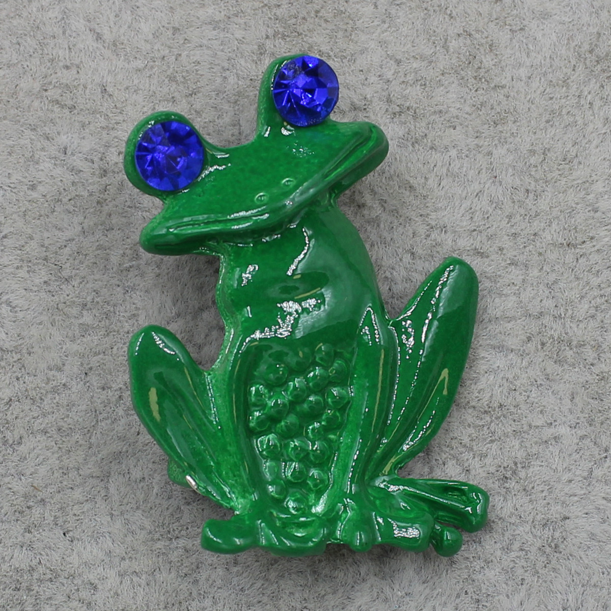 Брошка металева срібляста Жаба із синіми кристалами покрита кольоровою емаллю розмір виробу 30х30 мм
