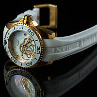 Женские оригинальные часы на силиконовом ремешке Invicta.