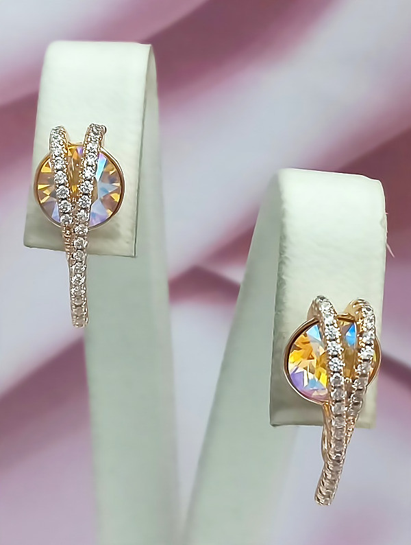 Сережки XР. Позолота 18К. Камені: Swarovski, жовтий-хамелеон та циркон. Висота: 2 см Ширина: 8 мм